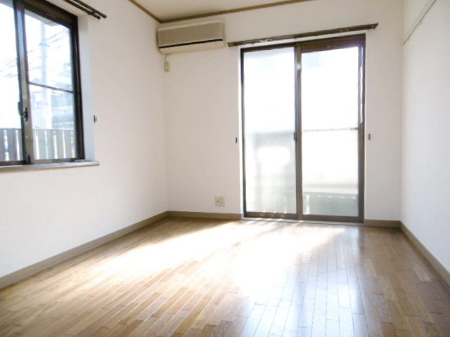 居室・リビング　★２面採光で日当たりも良好です★