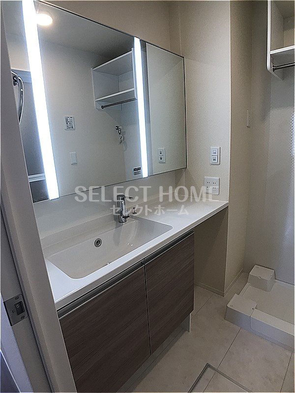 洗面設備　独立洗面化粧台が付いています