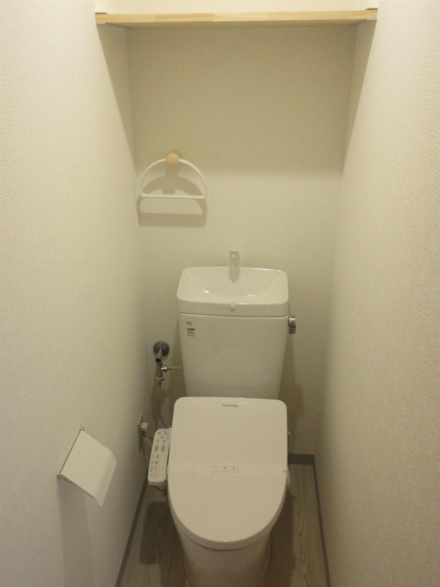 トイレ　トイレも新品です♪棚も嬉しい♪