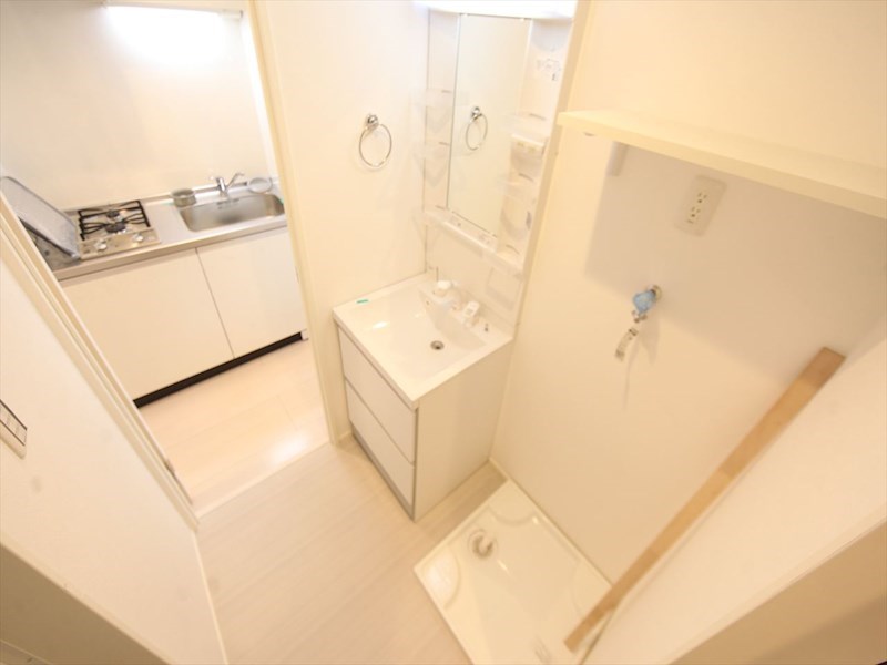 洗面設備　脱衣所　独立洗面台（シャンプードレッサー付）収納スペース有