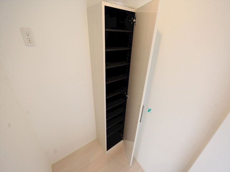 玄関　玄関　シューズボックス　姿見鏡付き（収納充実してます）