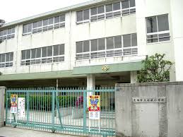 小学校　茨木市立安威小学校（小学校）まで925m