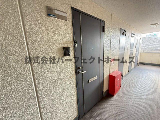 玄関　収納もある玄関です