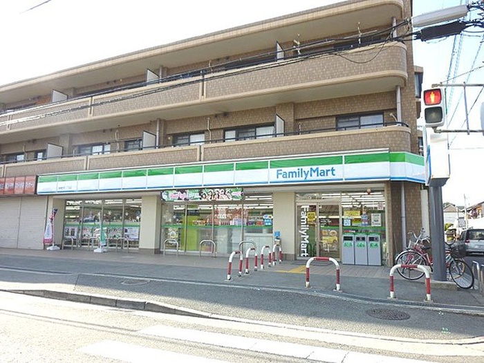 コンビニ　ファミリマート（コンビニ）まで120m