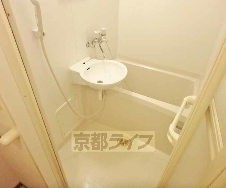 バス・シャワールーム　ゆったりできるバスルームです