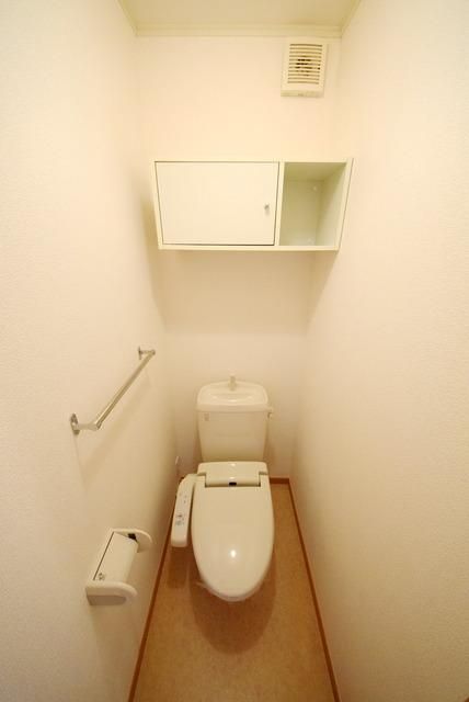 トイレ　温水洗浄便座です