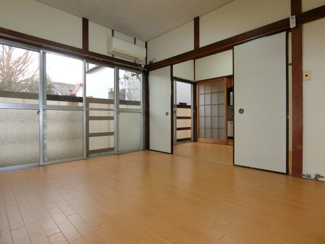 居室・リビング　南向きの明るい室内。