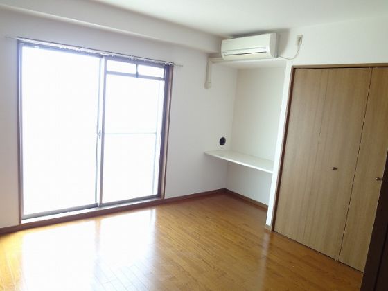 居室・リビング　類似写真掲載　※パソコンデスクとして使えるカウンター付