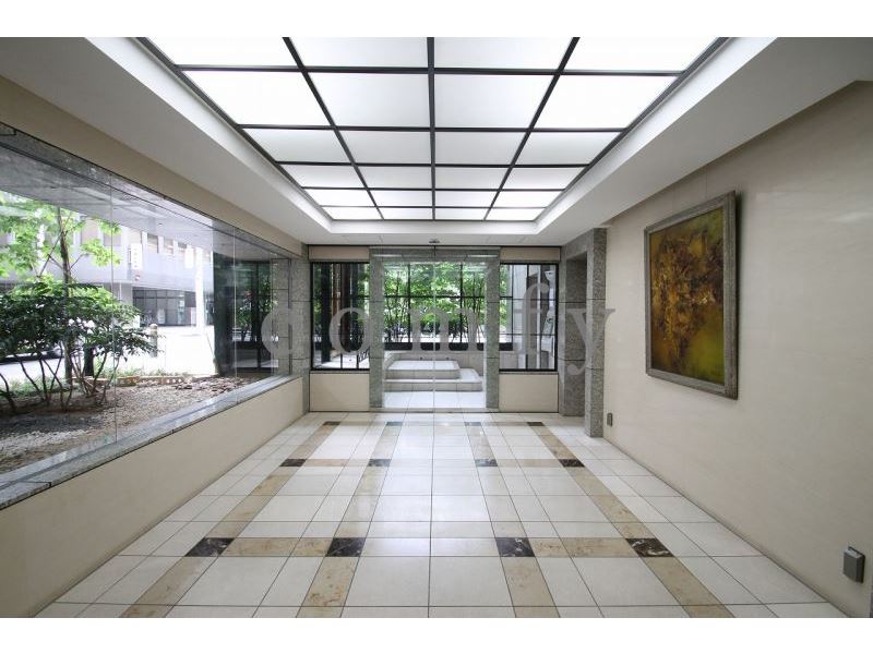 ロビー　清潔感漂うエントランスホール