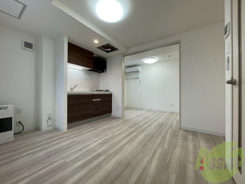 居室・リビング　フローリングや壁の色がお洒落な印象のリビングです。