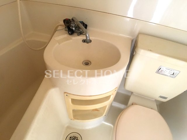 洗面設備　明るい洗面所です