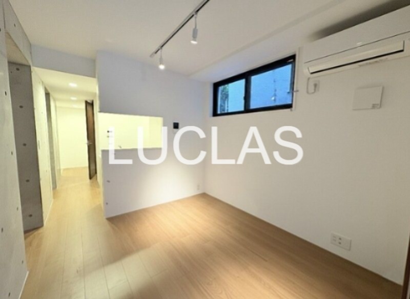 居室・リビング　落ち着いた色味の床材がくつろぎ空間を演出♪