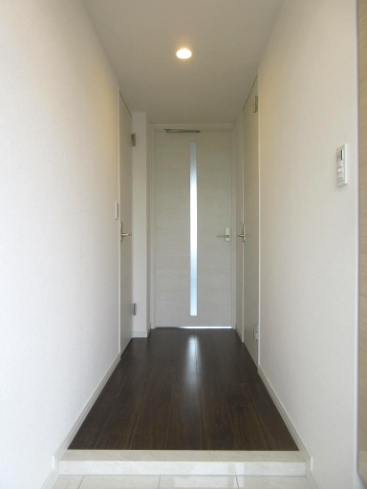 玄関　【参考】同建物内の別のお部屋の画像です