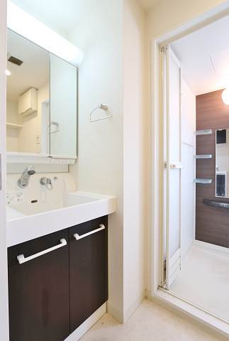 洗面設備　朝の身支度はここでばっちりできます