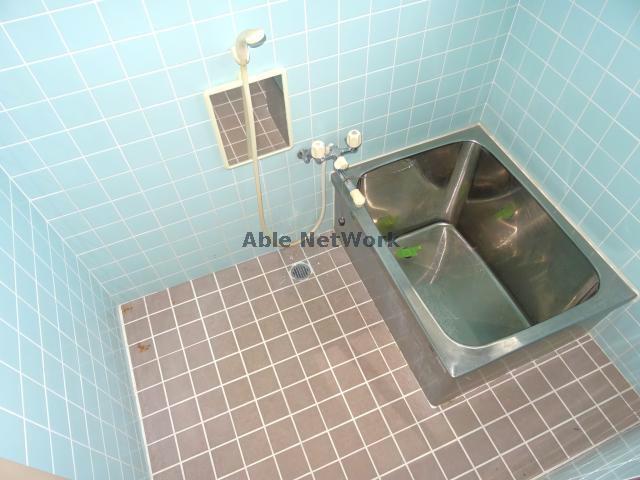 バス・シャワールーム　窓付きで換気しやすい！