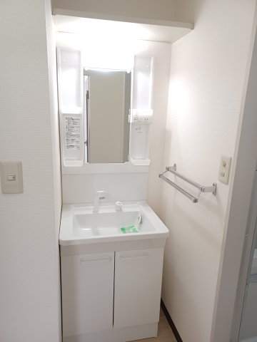 洗面設備　独立洗面台、小物を置くことができて便利です