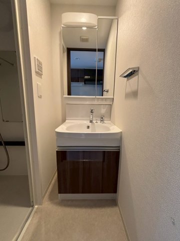 洗面設備　明るい洗面所です