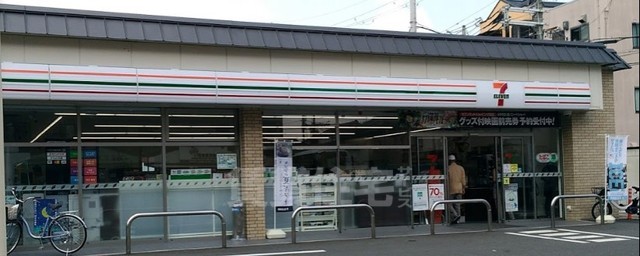 コンビニ　セブンイレブン　鹿王院駅前店（コンビニ）まで1082m