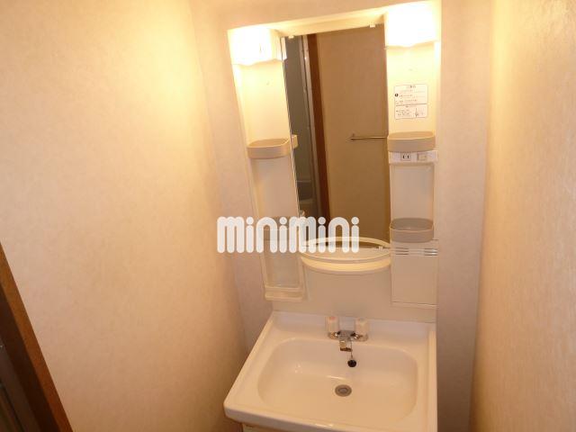 洗面設備　明るい洗面台です