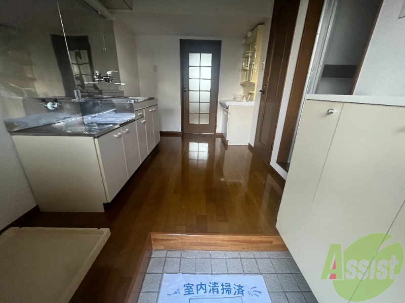 玄関　玄関から撮影しました。明るい印象を受けますね。