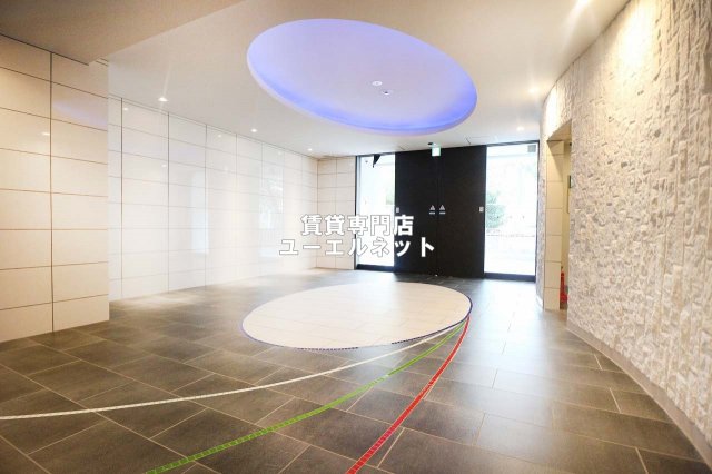 エントランス　毎日通る場所だからこそ、洗練された空間に