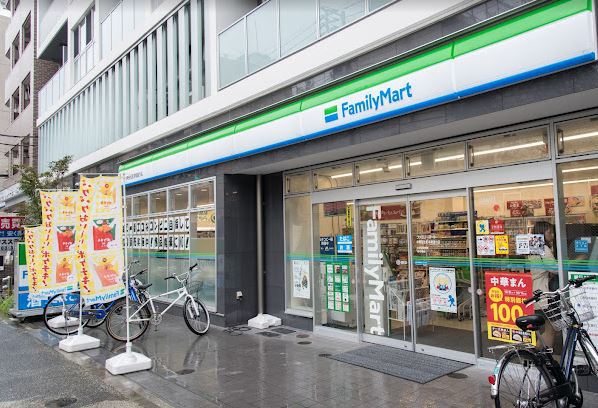 コンビニ　ファミリーマート中野弥生町本郷通り店（コンビニ）まで98m
