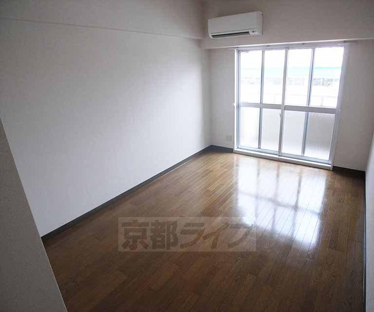 居室・リビング　７帖の洋室です。