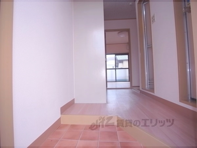 その他部屋・スペース　玄関前まで日差しが来ています