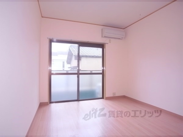 居室・リビング　洋室７帖の南向きです