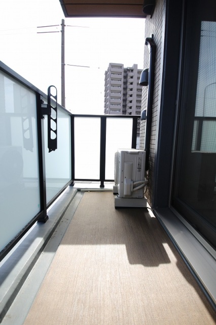 バルコニー　同物件、別号室のものです。