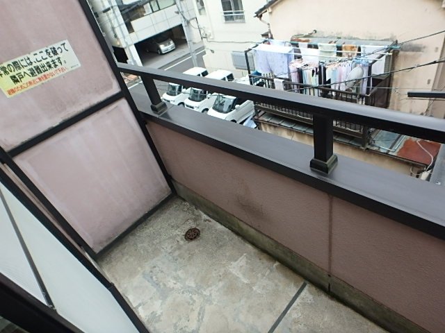 バルコニー　バルコニーからの眺めを楽しみながら食事をしませんか