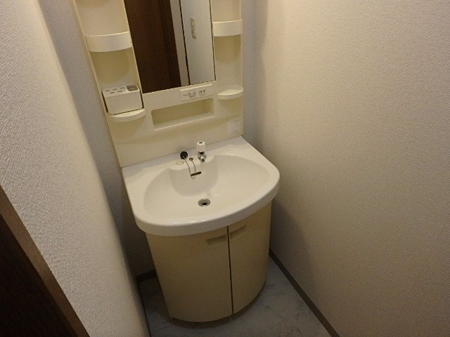 洗面設備　明るい洗面所です