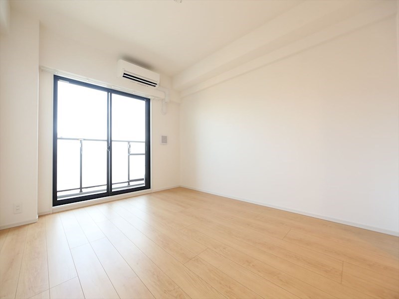 居室・リビング　洋室8帖　エアコン完備　バルコニー