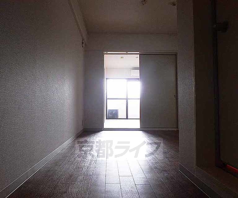 その他部屋・スペース　玄関からお部屋を見た様子です。