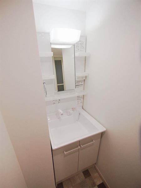 洗面設備　収納充実のシャンプードレッサー