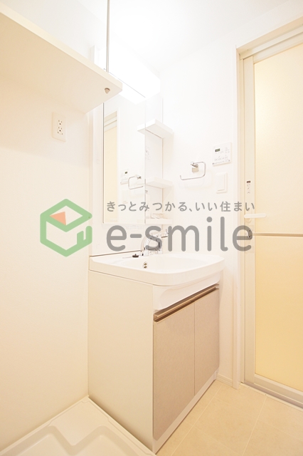 洗面設備　明るい洗面所です