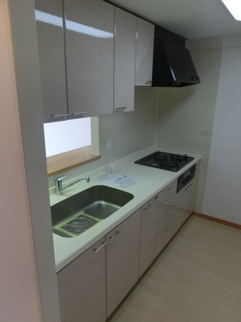 キッチン　ガスコンロ３口グリル付きのシステムキッチンです。