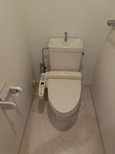 トイレ　もちろんウォシュレットも付いてますよ。