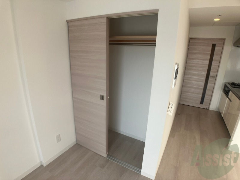 収納　こちらの収納にはハンガーをかけて服もしまえますね。