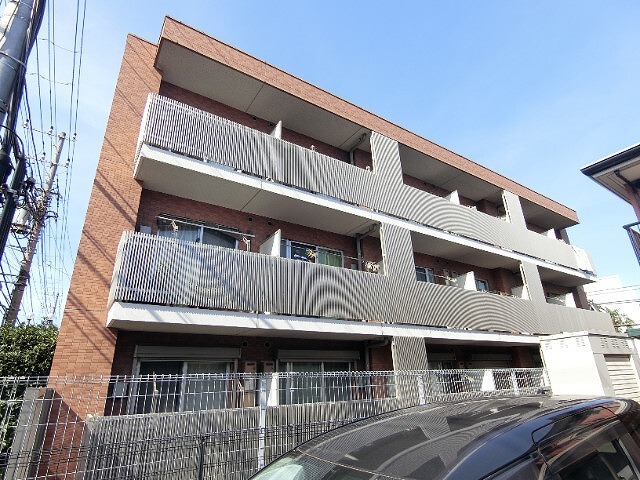 建物外観　３階建ての賃貸マンション