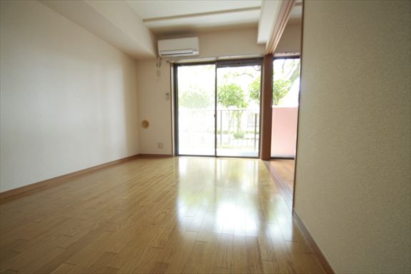 居室・リビング　リビング　同タイプのお部屋の写真です（反転あり）