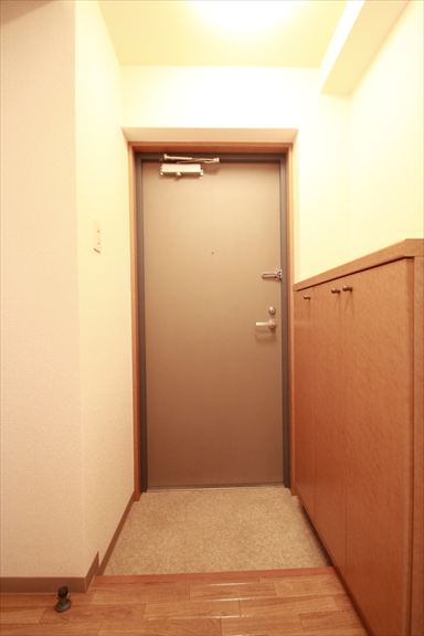 玄関　玄関　室内より　同タイプのお部屋の写真です