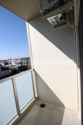 バルコニー　開放的で明るい空間を演出してくれるバルコニーです