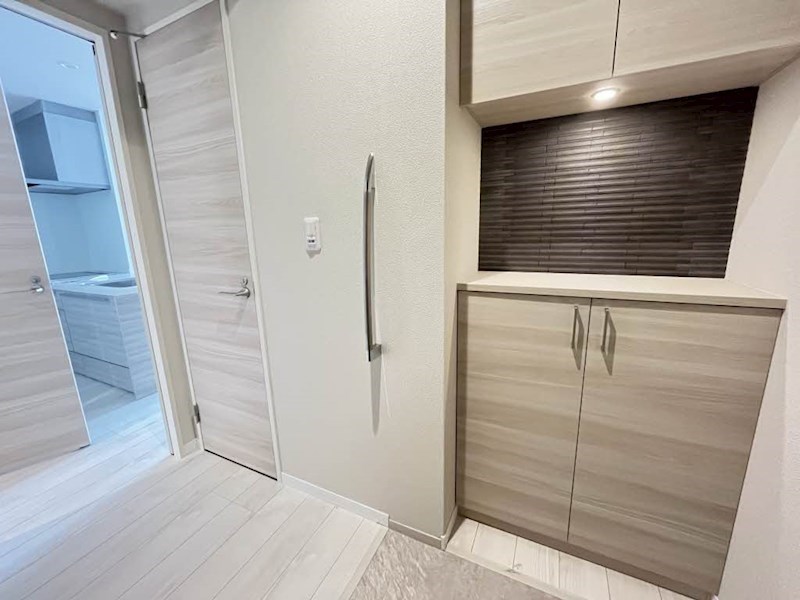 玄関　手すり付き！シューズボックスあります