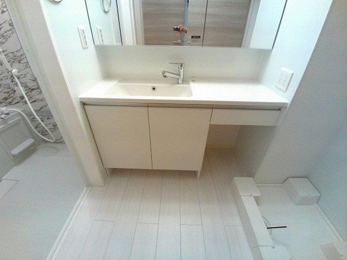 洗面設備　大きな鏡の洗面台♪