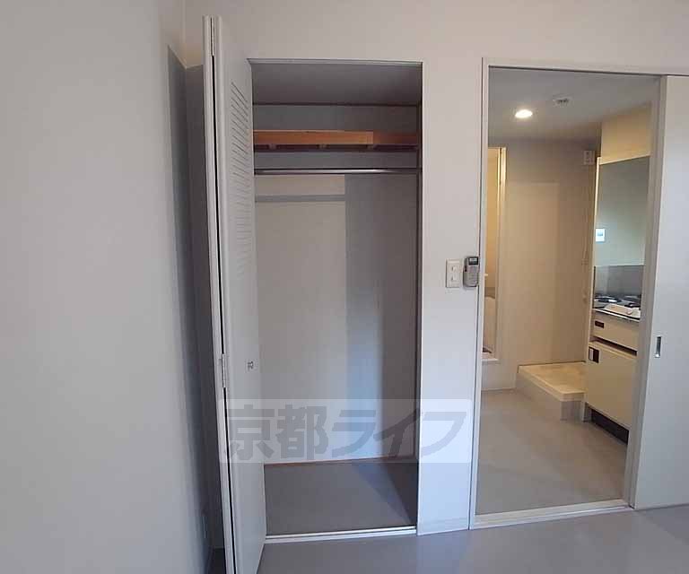 収納　奥行きのある収納です。ハンガーパイプ付き。