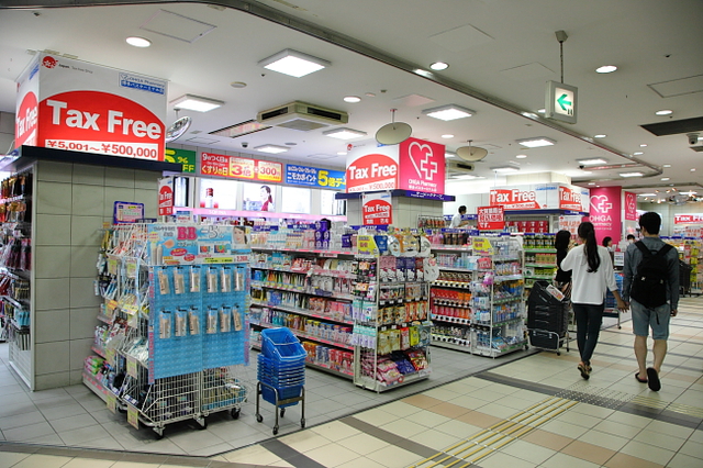 ドラックストア　大賀薬局吉塚駅東口店（ドラッグストア）まで384m