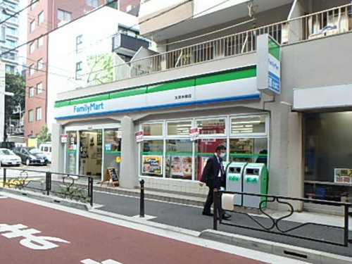 コンビニ　ファミリーマート 文京本郷店（コンビニ）まで94m