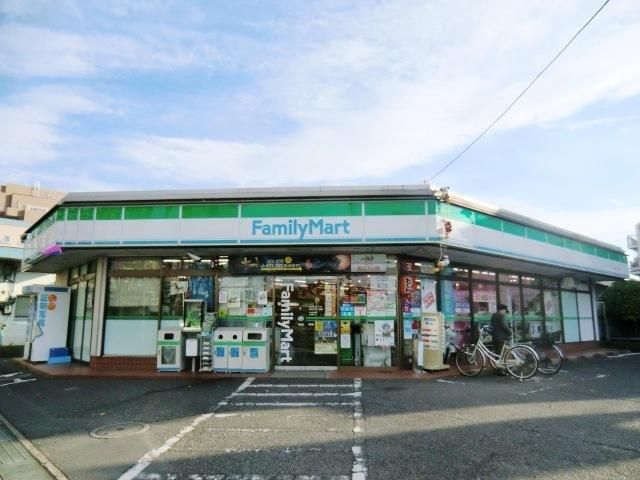 コンビニ　ファミリーマート（コンビニ）まで520m