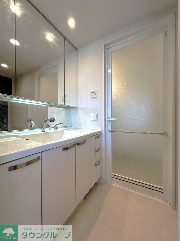 洗面設備　３面鏡収納タイプ洗面化粧台（クリーニング前）